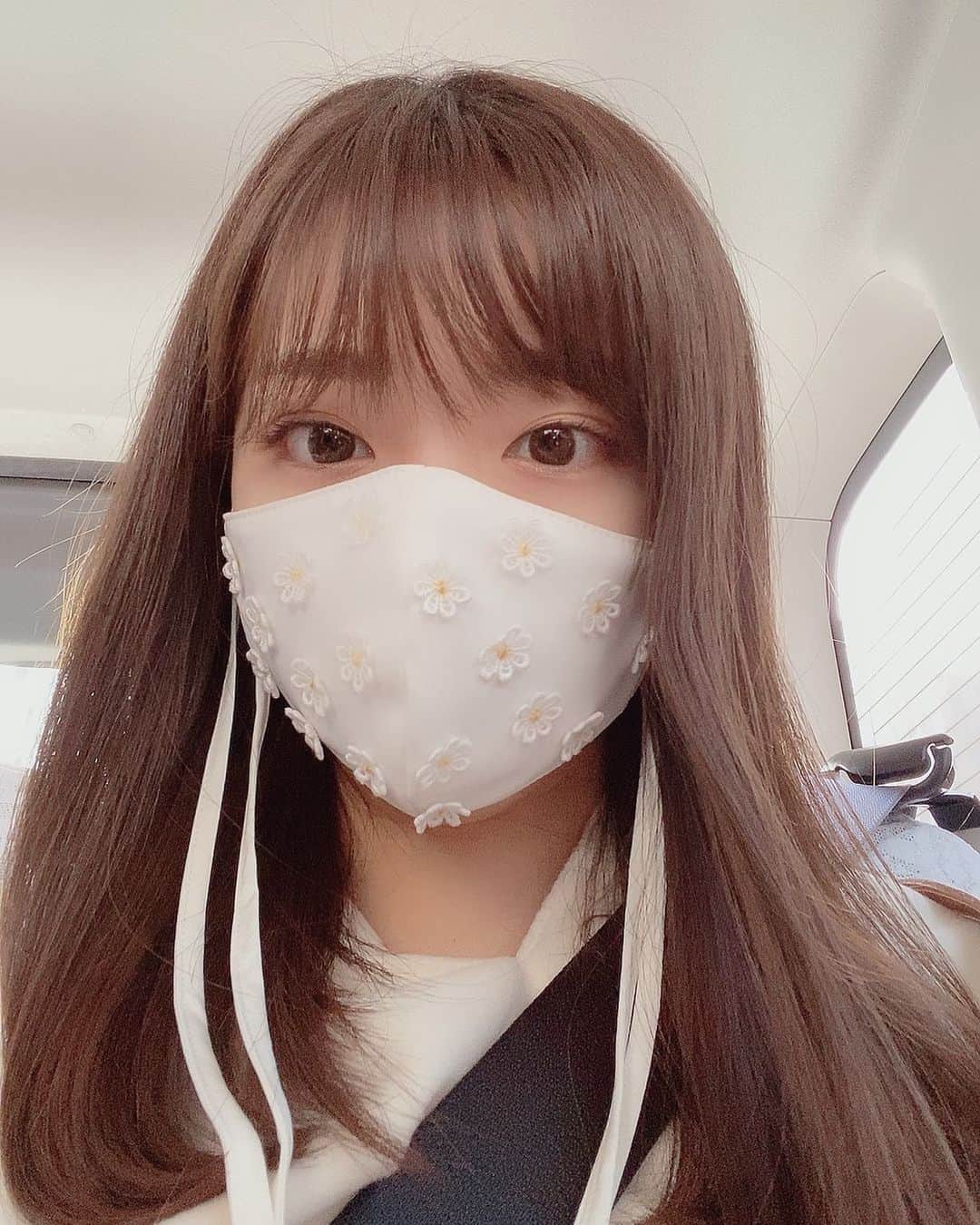 渥美友里恵のインスタグラム：「「😷」﻿ ﻿ マスクがおしゃれアイテムになる時代になるとは…﻿ ﻿  #マスク #girlssociety  #ついつい下から撮っちゃう #リボン結びするべきだった？#うどん  #まあ自由自由　☺️」