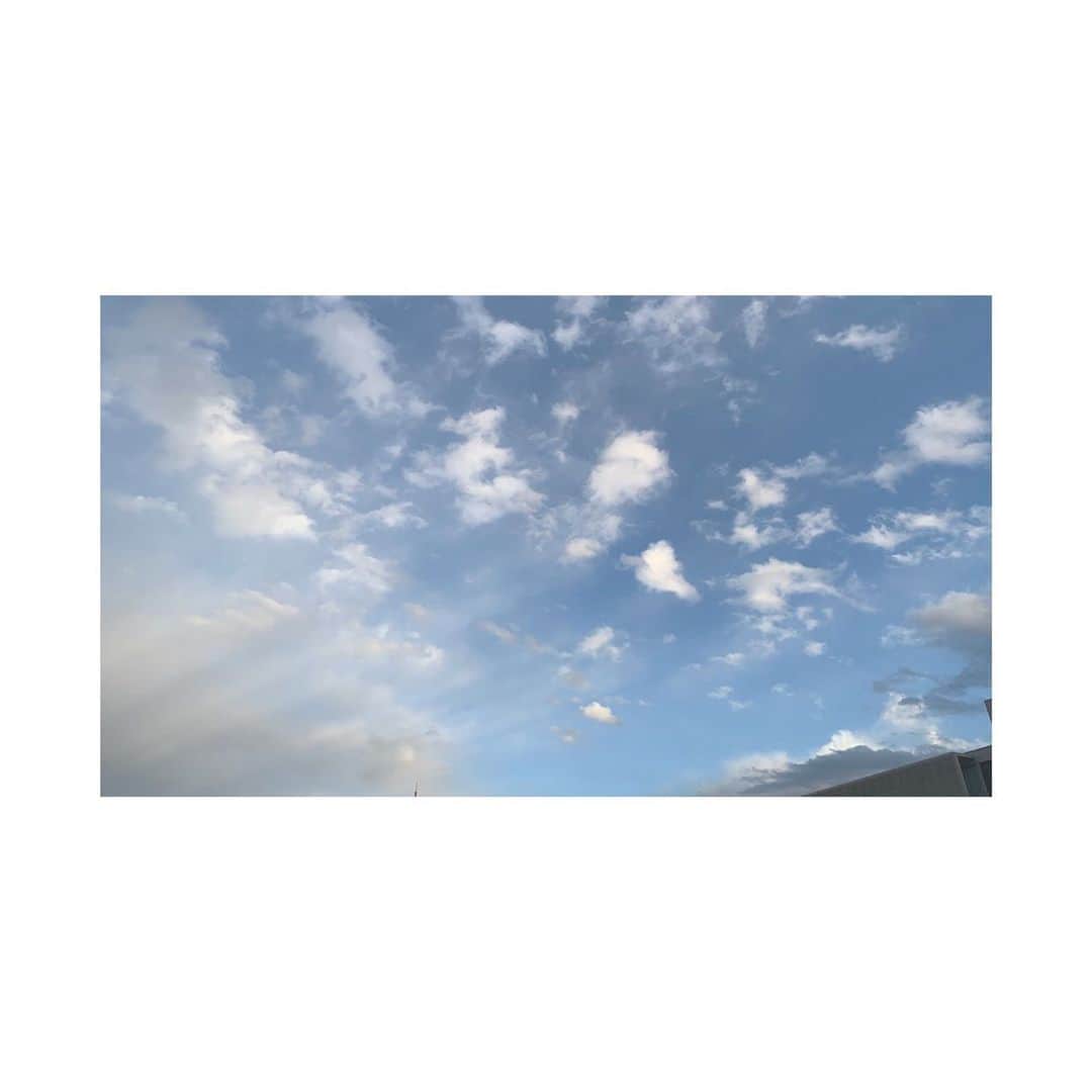 ANGERMEさんのインスタグラム写真 - (ANGERMEInstagram)「.  こんばんは🤍  橋迫鈴です🔔  今日の空の写真☁️  私は、いつも空から元気をもらうんです！ なので、皆さんも空や雲の写真を撮ったりして みてください（❔）  ちなみに、今日はハロコンのセルリアン公演が ありました！！  来てくださった方、ありがとうございました❕  では、橋迫鈴でした🔔  #アンジュルム #angerme #橋迫鈴 #空」12月19日 21時47分 - angerme_official