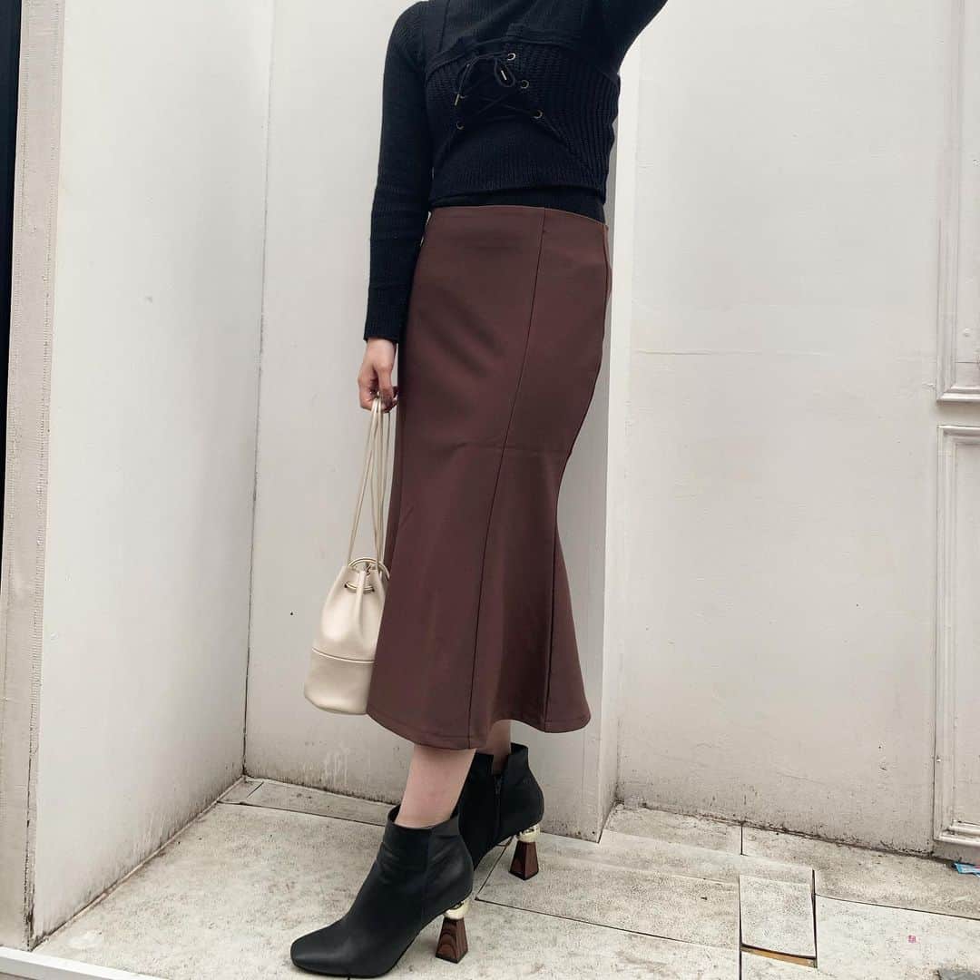 えなちぃのインスタグラム：「【小柄女子の大人っぽコーデ】 . マーメイドスカートは大人っぽく、 女性らしさを演出してくれます🥺 ワンポイントで、ハンドバックを白に✨」