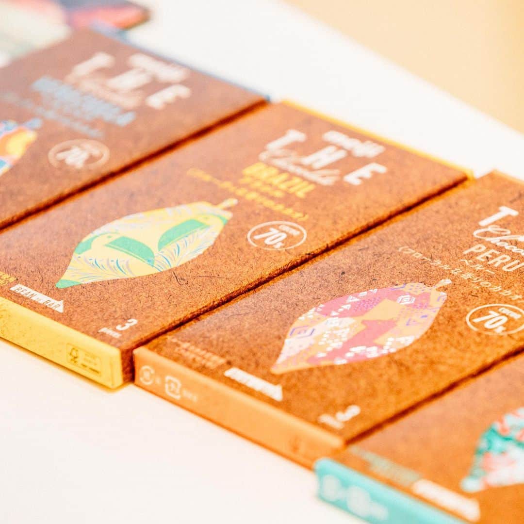 orgabitsさんのインスタグラム写真 - (orgabitsInstagram)「先日リニューアルされた 明治のチョコレート、meiji THE ChocolateのCMに、オーガビッツアンバサダーの鎌田安里紗 ＠arisa_kamada さんが出演されています。  https://www.meiji.co.jp/products/brand/the-chocolate/  カカオを買い取る、だけではなく、農家さんといっしょによいカカオづくりに取り組むメイジ・カカオ・サポートの仕組みや、2006年に始まって14年目にリニューアルされたTHE Chocolateのお話など、鎌田さん主催のLittle Life Labのコンテンツとして、インタビュー記事が公開されています。  https://littlelifelab.co/contents/a6a7ce12ecfb  とても共感できました。まずは「一歩踏み出す」。でも「歩みは確実に一歩ずつ」。オーガビッツも想いは同じです！明治の担当者さんたちと鎌田さんとの熱いお話をぜひ、読んでみてくださいね！  @meiji_the_choco  #明治ザチョコレート #thechocolate #ザチョコレート #明治 #meiji #チョコレート #🍫 #ビーントゥバー #BeantoBar  #サスとも #オーガビッツ #orgabits #organic #オーガニック #cotton #コットン #organiccotton #綿 #綿花 #人にやさしい #地球にやさしい #やさしいくらし #ていねいな暮らし #ちょっとくらいがちょうどいい #地球のためにちょっと良いこと #サステナブルファッション」12月19日 21時49分 - orgabits