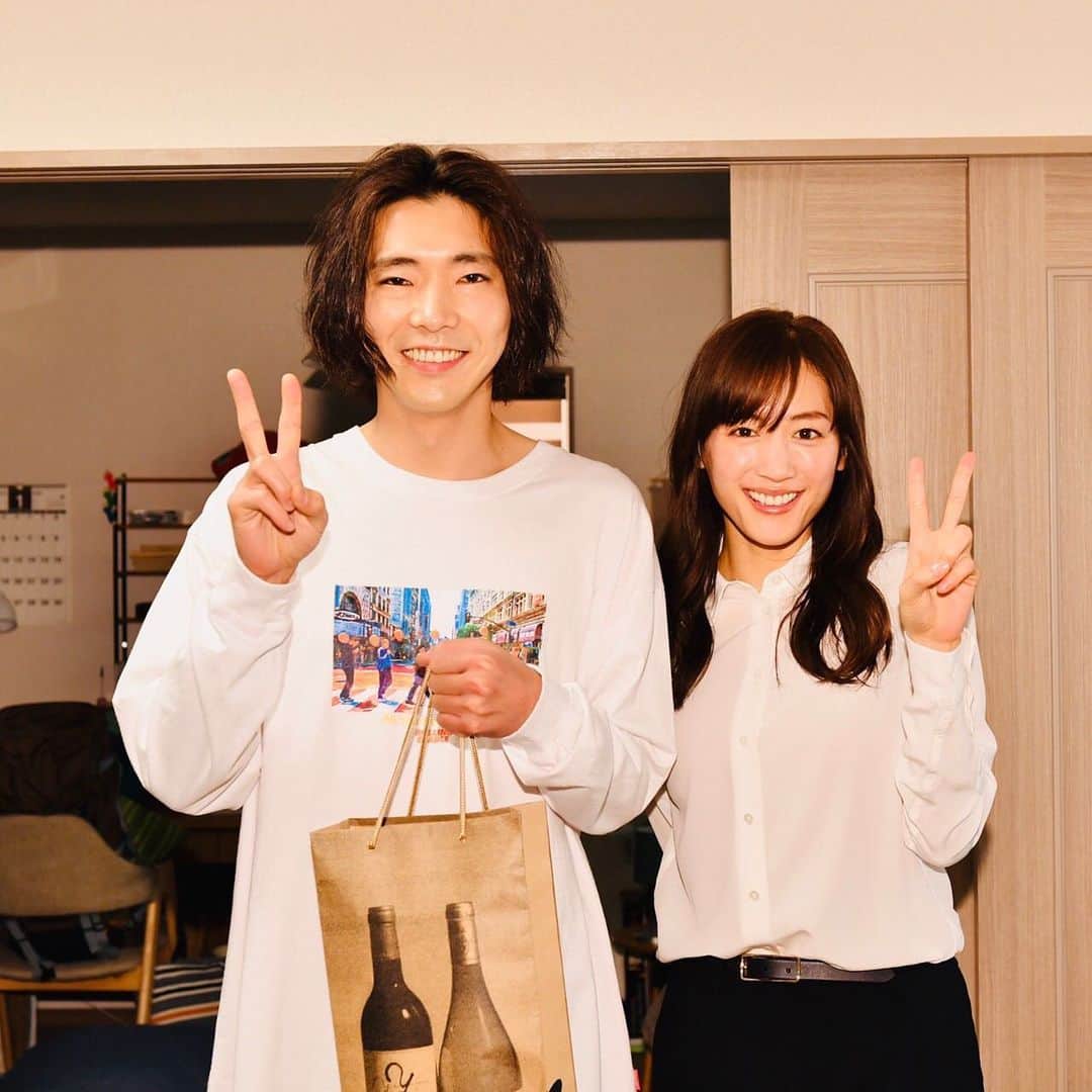 天国と地獄 ~サイコな2人~のインスタグラム：「🎂#HAPPYBIRTHDAY🎂 12月生まれはこのお方も‼️ #笑顔サイコーな2人 #お誕生日おめでとうございました #更新遅くてごめんなさい💦 #お誕生日ラッシュ #天国と地獄のおもひでアルバム  #綾瀬はるか #高橋一生 #柄本佑 #北村一輝 #天国と地獄 ~サイコな2人~」