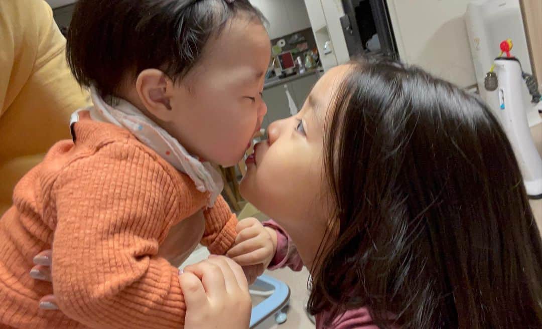 イ・ユンジのインスタグラム：「언니니가다가올때는나는눈을감아요vs감아버려요. #내겐과분한사람#당신은정말그래요#넘치는사랑#고고고고고마워요#현실동생」