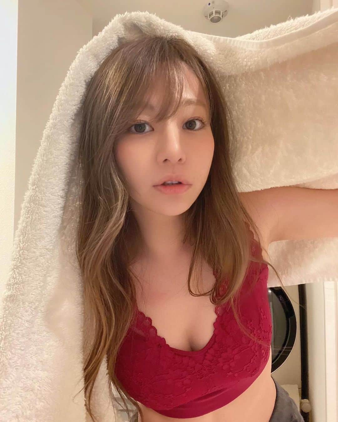 のインスタグラム：「お風呂でほっこりする時間が好きです🥰 💤 もうすぐクリスマスだにぇん🎅🏻🎄✨ クリスマスカラーのナイトブラゲットしたよ（笑）👍 @tu_hacci  ホックが３段あって安定感抜群やった🥰👍 寝てる時にしっかりケアされつつも、 クリスマスを味わいたいのです❤️🎁（笑） #ナイトブラ#女子力#女子力アップ　（笑） #ルームウエア #バストケア #かわいい #部屋着 #パジャマ #ルームウェア #ナイトウェア」