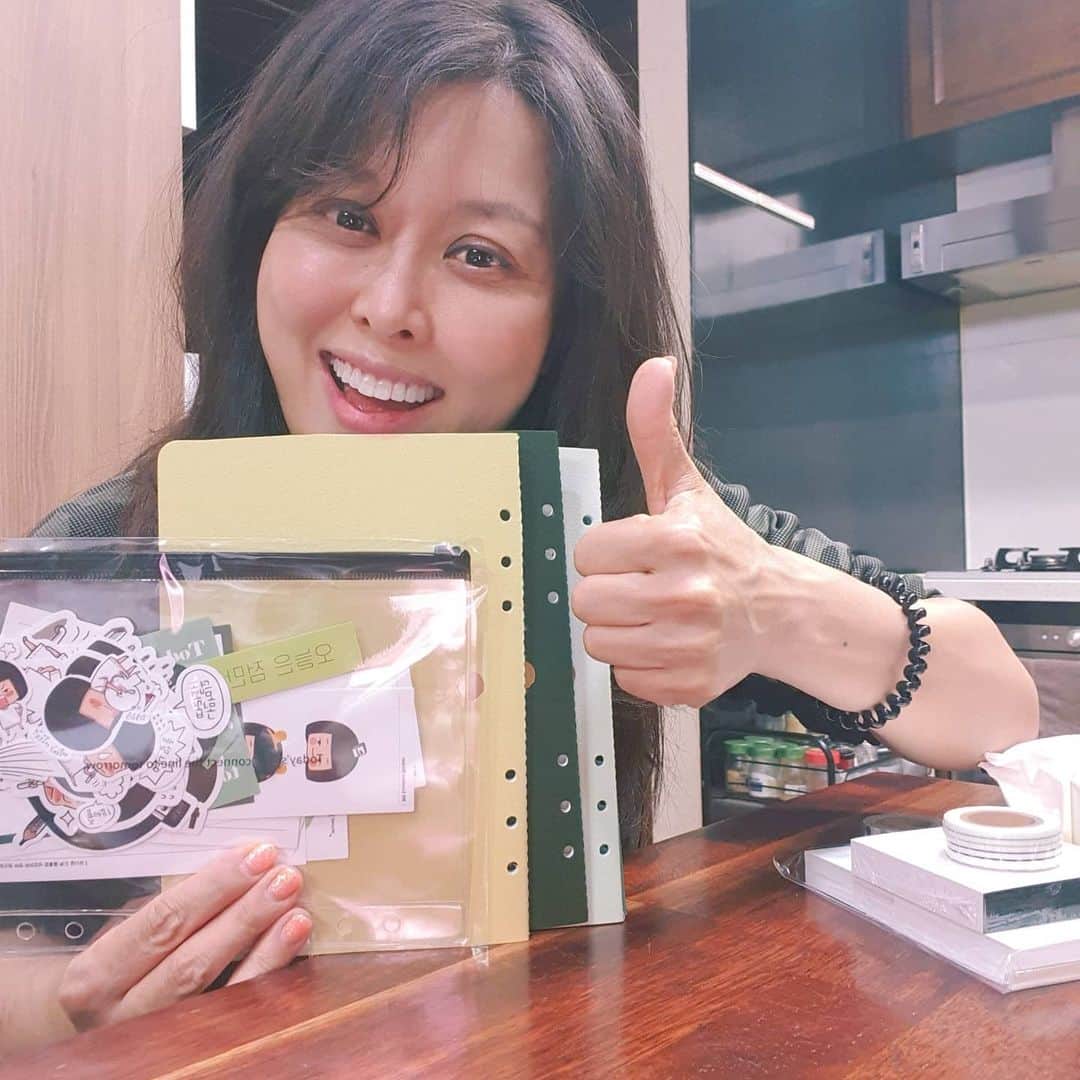 ホン・ジミンさんのインスタグラム写真 - (ホン・ジミンInstagram)「김미경학장님 감사합니다  🙏 다이어리 선물 도착  저 정신이 바짝드네요  열씸히 다시 시작할께용  여~~~~러분  지치고 힘들지만 그럼에도 불구하고 감사와 긍정힘으로 기운들 내세용 화이링입니다  #김미경샘리부트전략수업 #김미경 #mkyu  #홍지민 #홍지민TV  #할수있다 #감사」12月19日 21時54分 - jimong0628