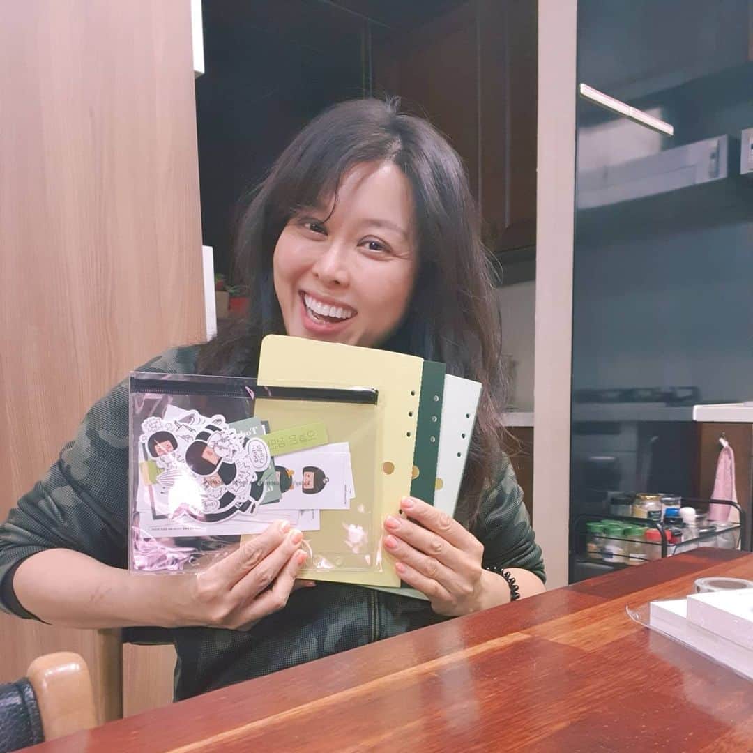 ホン・ジミンさんのインスタグラム写真 - (ホン・ジミンInstagram)「김미경학장님 감사합니다  🙏 다이어리 선물 도착  저 정신이 바짝드네요  열씸히 다시 시작할께용  여~~~~러분  지치고 힘들지만 그럼에도 불구하고 감사와 긍정힘으로 기운들 내세용 화이링입니다  #김미경샘리부트전략수업 #김미경 #mkyu  #홍지민 #홍지민TV  #할수있다 #감사」12月19日 21時54分 - jimong0628