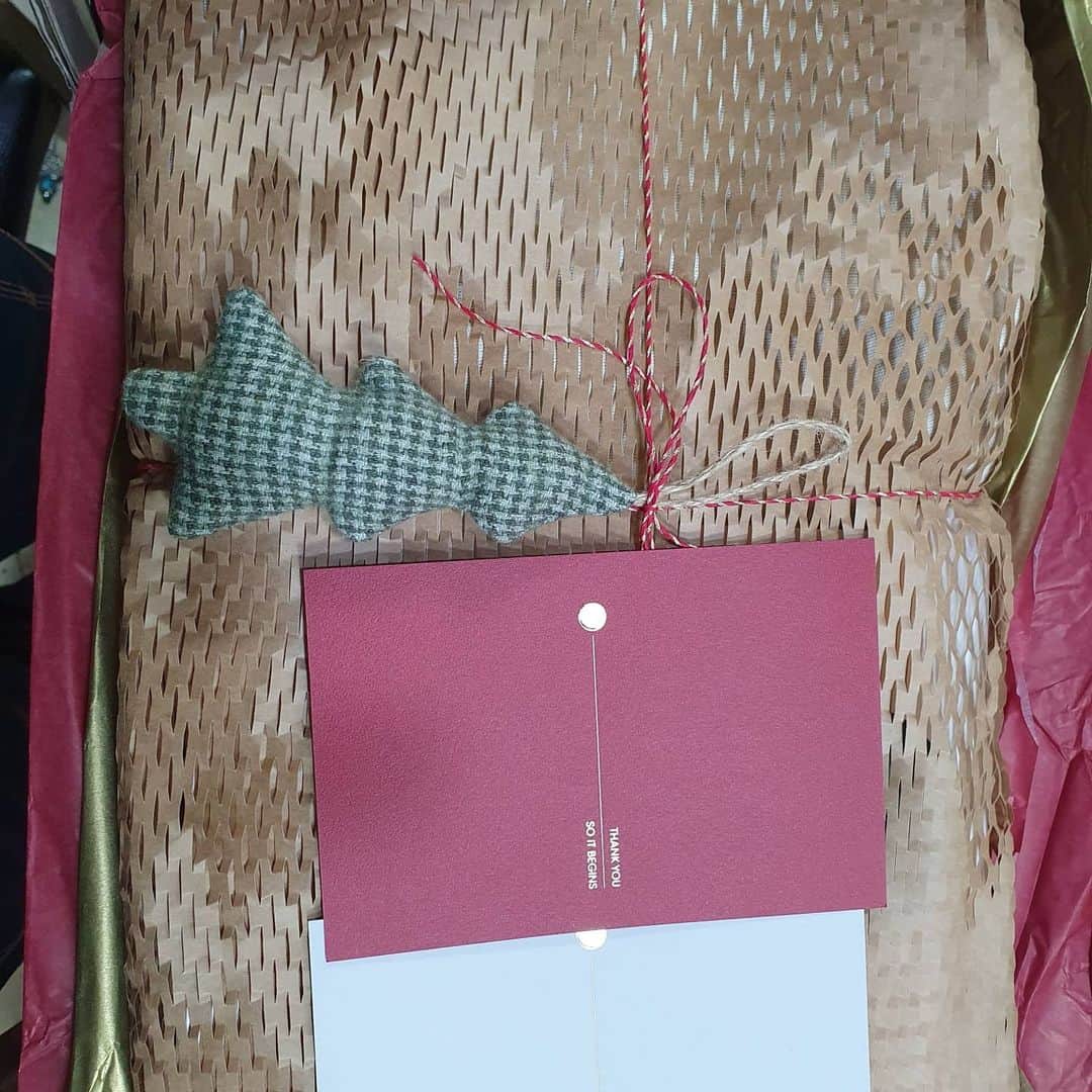 ホン・ジミンさんのインスタグラム写真 - (ホン・ジミンInstagram)「김미경학장님 감사합니다  🙏 다이어리 선물 도착  저 정신이 바짝드네요  열씸히 다시 시작할께용  여~~~~러분  지치고 힘들지만 그럼에도 불구하고 감사와 긍정힘으로 기운들 내세용 화이링입니다  #김미경샘리부트전략수업 #김미경 #mkyu  #홍지민 #홍지민TV  #할수있다 #감사」12月19日 21時54分 - jimong0628