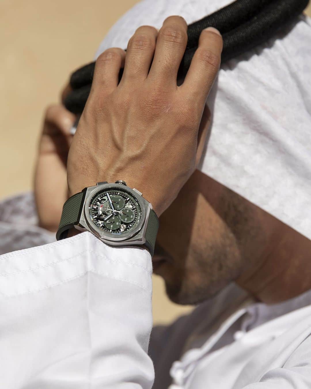 ゼニスのインスタグラム：「#Defy21: Over the years, the emirate of Dubai has become a global hub for fine watchmaking. Steeped in tradition yet unrelentingly reaching towards the future, Dubai and Zenith are a perfect match - and the new DEFY 21 Dubai Mall edition perfectly symbolizes this.」