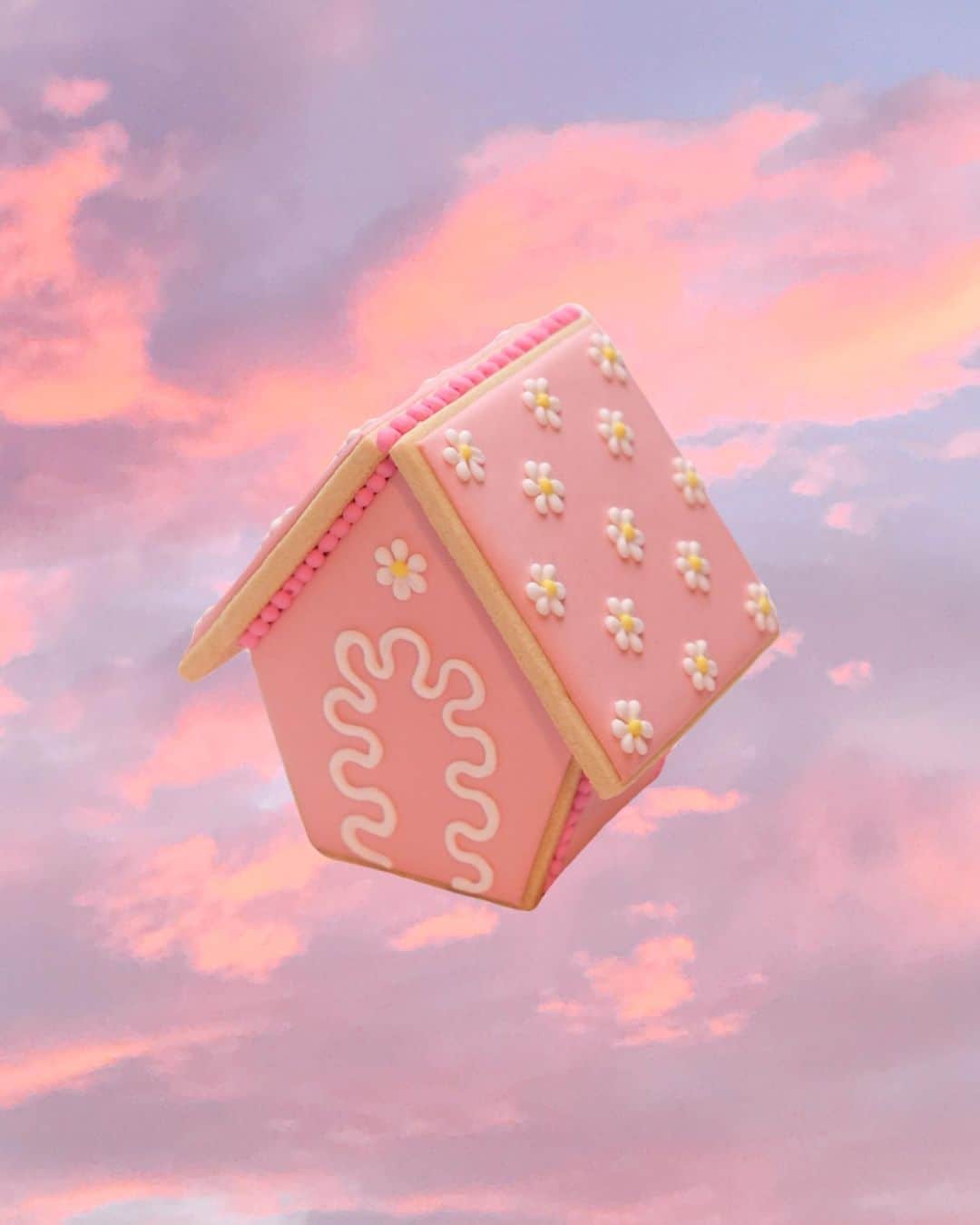 KUNIKAのインスタグラム：「Marguerite daisy biscuit house inspired by @lottablobs mirror🪞〰︎ I love her unique shape designs and color combination!  イギリスで素敵なものづくりをしてるアーティストを探すのが楽しいこのごろ。 とてもユニークなミラーを作ってる @lottablobs も最近知って、あまりに可愛いうねうねに触発されてお菓子の家のドアにしました🧁  #artofkunika」