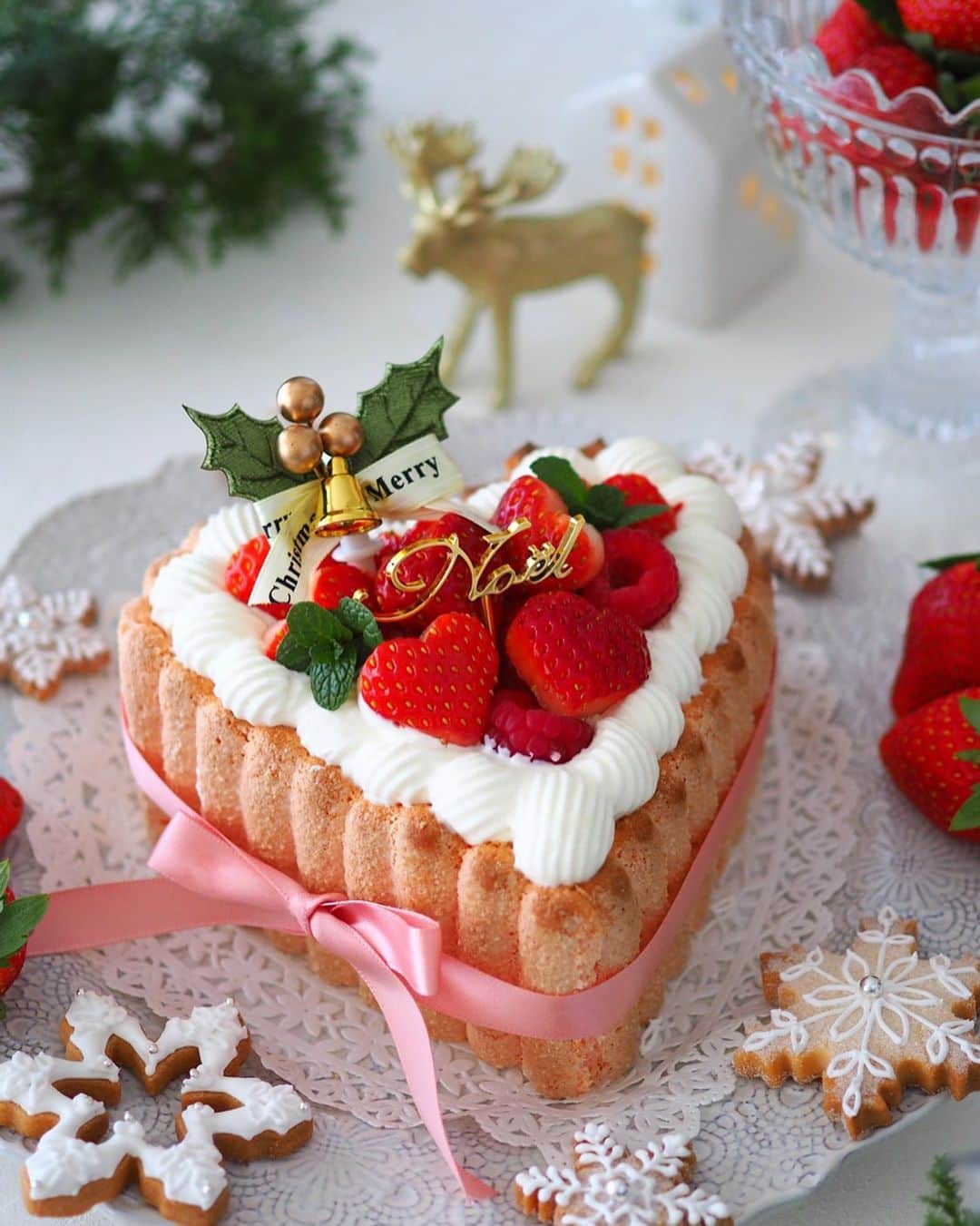 のインスタグラム：「先日の苺のシャルロットのクリスマスケーキ。 アップ写真を複数枚投稿し忘れてしまったので、こちらも投稿させてください。 . ビスキュイ生地もピンクにしたんだけど、もう少し焼き色薄めが良かったかな😅 レシピ一つ前の投稿に載せています😊 . 最近スマホを見ているとすぐ眠くなってしまって💦コメントへのお返事が滞ってしまっていてごめんなさい🙏 ゆっくりお返事させてください🙇 . . .  #手作りケーキ#手作りお菓子#手作りスイーツ #ケーキ#手作りケーキ#シャルロットケーキ #苺のシャルロットケーキ#お家カフェ#cotta #手作りおやつ #homemadecake#おうちカフェ #cookingram #クッキングラム #charlottecake」
