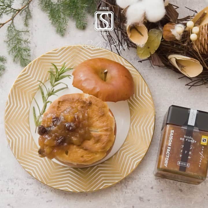 saisonfactoryのインスタグラム：「【焼きたてを召し上がれ！お好みでアイスクリームを添えても◎】﻿ ◆SAISON FACTORYアレンジレシピ74◆﻿ 【クリスマスの焼きりんご】﻿  ﻿ まもなくクリスマスがやってきますね。﻿ 緑と赤がイメージカラーのクリスマスには、赤いりんごで作る焼きりんごはいかがでしょう。﻿ 焼きあがったらアツアツのうちにアイスクリームを添えて食べるのもおすすめです！﻿ クリスマスはおうちで手作りスウィーツを作ってみてはいかがでしょうか？﻿  ﻿ 材料（2人分）-------------------﻿ りんご  2個﻿ Aきび砂糖  40g﻿ Aアーモンドプードル  80g﻿ A卵白  20g﻿ Aバター  20g﻿ レーズン  10g﻿ ンフィチュールノエル・ド・フォレ　適量 ﻿ ---------------------------------  ﻿  ﻿ =作り方=　調理時間：35分 ﻿ 1.Aを合わせ、よく練り混ぜる。﻿ 2.りんごは串で数カ所穴をあけ、上1cmをスライスして蓋にする。﻿ 3.スプーンで、りんごの芯を底1cmくらい残してくり抜く。﻿ 4.3の穴に1とレーズンを交互に詰め、残りは表面にのせる。﻿ 5.耐熱容器に4と蓋をそれぞれ並べ、180度に予熱したオーブンで25分ほど焼く。﻿ 6.皿に盛り付け、コンフィチュールノエル・ド・フォレをかけたら完成！﻿  ﻿ #saisonfactory#セゾンファクトリー#焼きりんご#りんご#🍎#コンフィチュール#ノエル・ド・フォレ#クリスマス#christmas#🎄#冬#スウィーツ#簡単スイーツ#手作りスイーツ#簡単レシピ#今日のおやつ#アイスクリームを添えて#きれいはおいしい#おいしいものにこだわりたい」