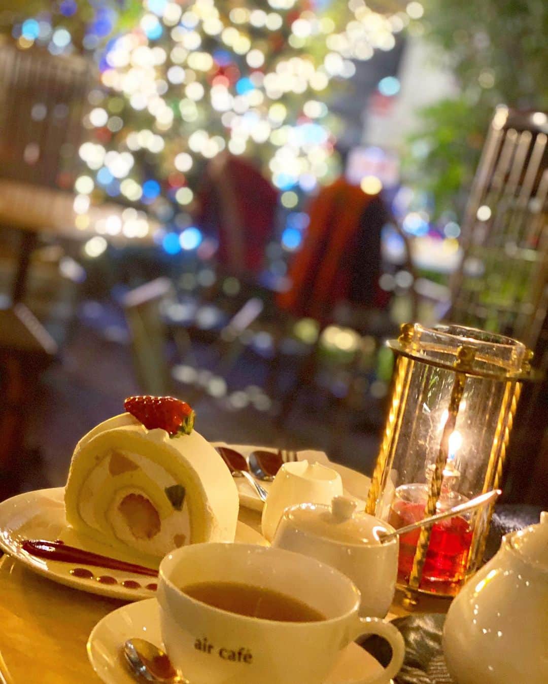 高木由麻奈のインスタグラム：「* コーヒーとケーキ 美味しかったなぁ😋🎄✨  ストーブのおかげで、 外でもとても暖かかった🥺  #aircafe #矢場町カフェ #矢場町ランチ #栄カフェ #栄ランチ #名古屋カフェ #名古屋ランチ #おすすめカフェ #justindavis #zara #kangol」