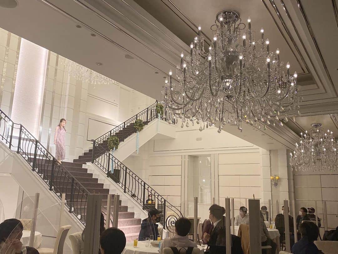 のインスタグラム：「クリスマスFCイベ🥂  福岡のファンクラブイベントは今日が最後！ カバーでソロタイム🎤「　魔法の絨毯　/ 川崎鷹也 」 歌わさせて頂きました🧞‍♂️ 男性目線の曲とか歌を聴きがちな私のプレイリストから お送りしましたっ  残すは東京のファンクラブイベント！12月29日！」