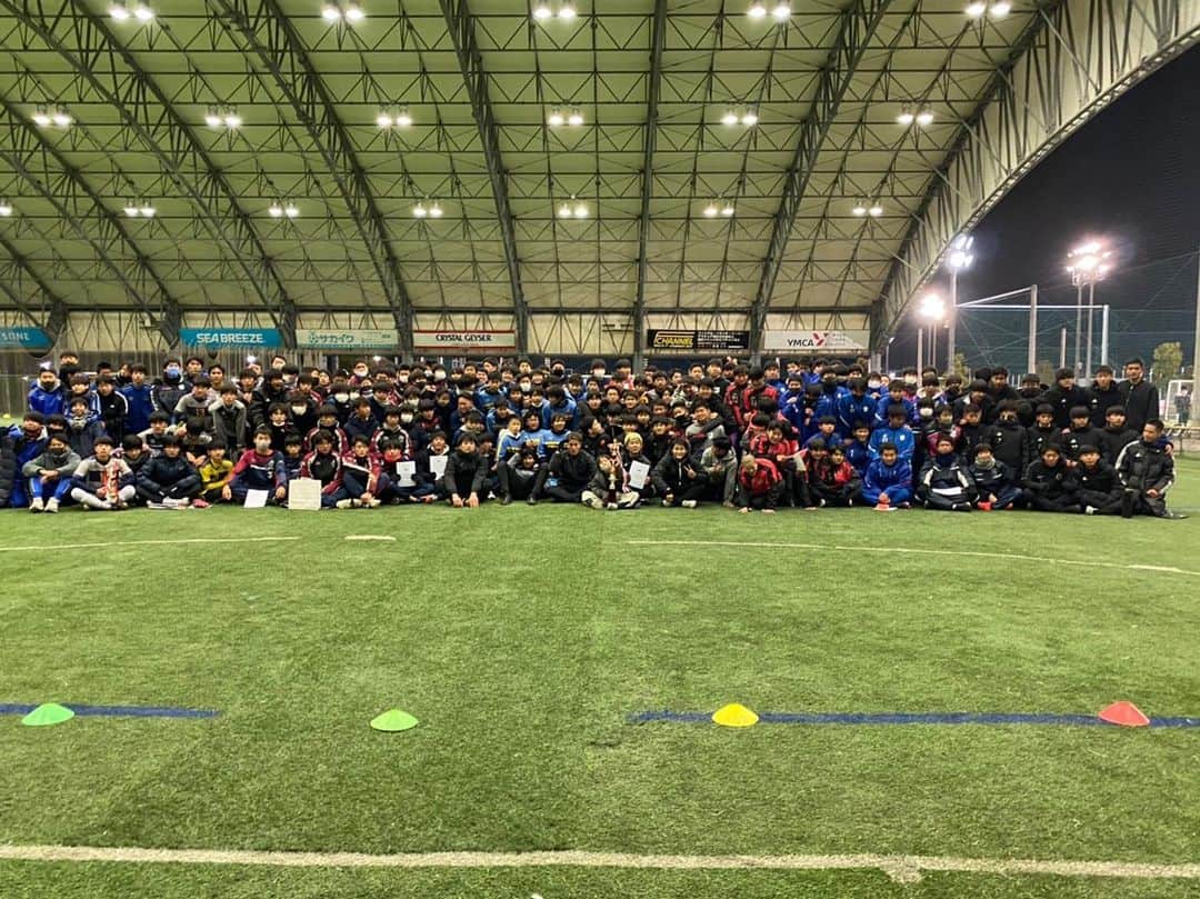 マキヒカのインスタグラム：「. . 第３回マキヒカカップ🔥🔥 三重県、奈良県を経て今日は大阪✨ 参加者全員 コロナで大会無くなりまくった中学３年生😖😖仲間とサッカーできる機会を皆さんに設けることが出来て良かったです😍😍参加者の皆様、そしてジェーグリーン様ありがとうございました😊 . #マキヒカカップ #MAKIHIKAcup #5人で挑みました #結果はお楽しみにマキヒカチャンネルにて」