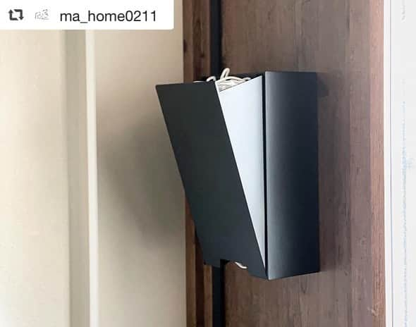 FABIAさんのインスタグラム写真 - (FABIAInstagram)「@ma_home0211さん、ご紹介ありがとうございます♪  #repost @ma_home0211   玄関を久々に違う角度から。 玄関ドアの窓やシューズクロークの窓から 光がたっぷり入ってくるので 日中はとても明るいです☺  先日からtowerのマスクケースを使いはじめました。 いつも玄関でマスク忘れた！となることが多かったので、 ドアに磁石で貼り付けられるのはとても便利です☺ 上から・下からと取り出し方が2wayなのも良いところ。 ドアのパーツがマットブラックなので、 意外にも違和感なく馴染みました◎  12月も残すところあと2週間。 今年はお家に滞在する時間がとても長かったですね。 快適に暮らせる環境がどれほど大切か 身にしみて感じました☺  まずは大掃除をして 快適に年末年始を迎えられるようにしなければ！ と日々思いつつなかなか動けていません😅 皆さん大掃除始めていますか？  マスクケースは @northmall_com で買えます。  #ノースモールサイト  #ノースモール#northmall #ノルタク #インテリア #シンプルインテリア  #インテリアショップ  #暮らしの道具  #暮らしを楽しむ #丁寧な暮らし #上質な暮らし  #雑貨 #インテリア雑貨 #生活雑貨  #お洒落雑貨  #北欧インテリア #マスクケース #マスク収納 #玄関収納 #玄関インテリア  ノースモールオープン記念大感謝祭！ ( https://www.northmall.com ) ①新規会員登録で送料無料！ ②30%相当のポイント還元！ 【NEWS】フォトコンテスト開催中♪ 1.手料理フォトコンテスト 2.ペットフォトコンテスト ※詳細はは投稿より  ※品番のご質問はご遠慮いただいております。 ※コメントは気付けないため最新の投稿にお願いします。   #カフェ風インテリア #北欧ヴィンテージ #インテリア好き #暮らしを楽しむ #夫婦2人暮らし #シンプルな暮らし」12月19日 22時04分 - northmall_com