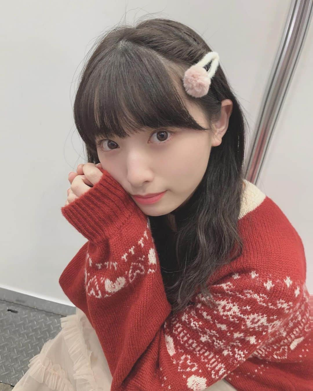 久保怜音のインスタグラム：「オンラインお話会ありがとうございました😊﻿ 皆さんとお話できて幸せでした〜。﻿ クリスマスをイメージしたお洋服だよ🎄🤍﻿ ﻿ #オンラインお話会﻿ #akb48﻿ #ニット﻿ #クリスマス﻿ #christmas﻿」