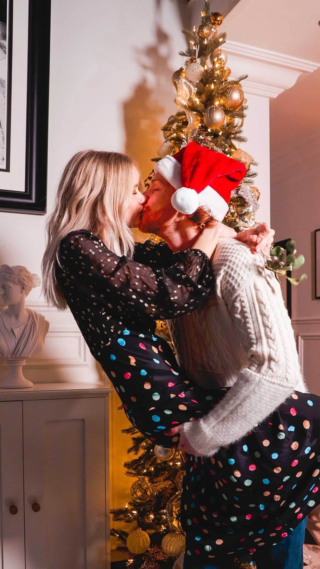 ビクトリアのインスタグラム：「ad Christmas officially starts right now ✨ Okay there may be two vlogs left, but we feel like we’ve clocked off for the Christmas holidays and we feel so thankful for our health and happiness at the end of an uncertain year. Here’s to 2021 ⭐️ This reel we edited using @adobe Premiere Pro as it summed up how we were feeling this week🎄Lots of love and merry Christmas’s to all of you, from the ITF team and @littleboe ❤️🥰✨ #adobe」