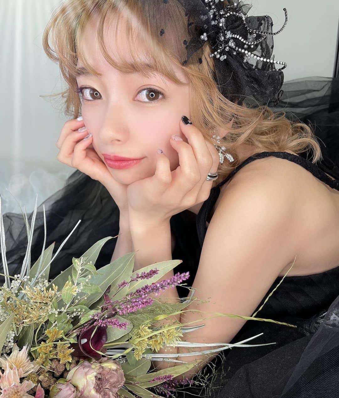 塩川裕美のインスタグラム：「. . 美容師さんとモデルのペアがくじ引きで決まるという ドキドキな撮影会に去年に引き続き 今年も参加させて頂きました🥺🤍(正直心臓もたん！笑) . 3人の美容師さんとペアになって撮影してもらいました🌿 . . 写真は2組目のだいすけさんデータ🐰💐 魅せ方がうますぎるから 結果めちゃくちゃ盛れるよね🤭 お気に入り多すぎて全然絞れません🙄❤︎」