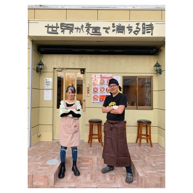 福本愛菜さんのインスタグラム写真 - (福本愛菜Instagram)「〜福本愛菜のラーメン四天王への道〜. 富雄駅近くに10月にオープンした世界が麺で満ちる時🍜 . 大阪に2店舗ラーメン店をかまえるオーナーさんがラーメン激戦区の富雄に出店した3店舗目😎 . うどん粉を使ったコシのある麺にオレンジ油を使うというエッジの効かせたラーメン👏. オレンジの香りからの醤油のコクからの最後にピリッとくる旨み🤤. めっちゃ美味しくてしっかりハマりました💕 . しかも、特別に厨房に入らせていただきラーメンも作らせてもらいました🥺. いや〜、麺の湯切りがむずい。笑笑 . 貴重な経験させてもらえて感謝です🙏 . . #ラーメン #ラーメン激戦区 #富雄 #世界が麺で満ちる時」12月19日 22時17分 - aina_fukumoto