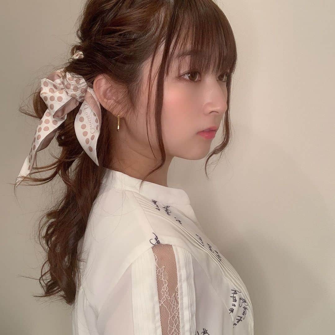 Mitoのインスタグラム：「. . . いただいたスカーフつけてみたくてみるきーのライブ行くからヘアメイクしてもらった☺️❤︎ . かわいい☺️ 働いてる時はヘアメが当たり前だったけど今はなかなかしないから たまには楽しい🥺！ . 産後すごい疲れやすくなってて ライブ自体はずっと座りっぱなしだったのに帰ったらクタクタだった🤣 もう寝ます😪おやすみ💤 . #dior #herlipto #みるきー #渡辺美優紀」