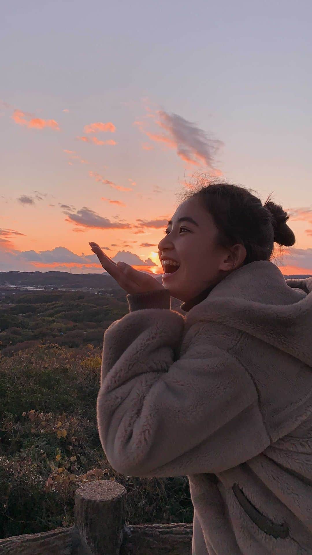 𝐊𝐚𝐤𝐢𝐠𝐢𝐅𝐮𝐤𝐚のインスタグラム：「． ． 髪の毛もボサボサで ふりーだむ〜って感じやけど 今年１年のありがとうを夕陽に伝えた日🏜☀️ ． この１年は太陽にいーーっぱい エネルギーをもらえた年。」