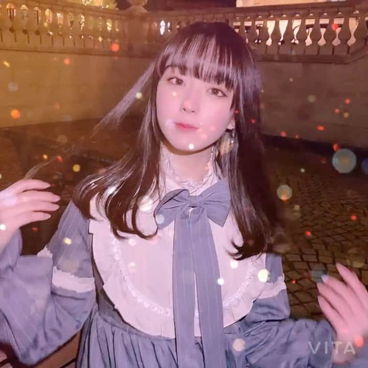 のインスタグラム：「. ももとクリスマスデートしたらこんな感じ！！！！ どうかなあ！！！！！！ . 逃げられないように気をつけてね！！！！ . 「VITA」のクリスマスのテンプレを使ったらおんなじ動画作れるよ！ みんなもイルミネーション行ったら動画作ってももに送ってくれたらとても喜ぶ🍑 まってるね🙋‍♀️ . かしこ . #クリスマス #びた動画 . #高田もも #かしこってなに #かしこ #かみやど #ひらがなかみやど #instagood #instagram #あいどる #アイドル #idol #japaneseidol #イルミネーション #恵比寿ガーデンプレイス #恵比寿 #コート #冬コーデ #カラコン #クリスマスツリー #ミスid #ミスid2021」