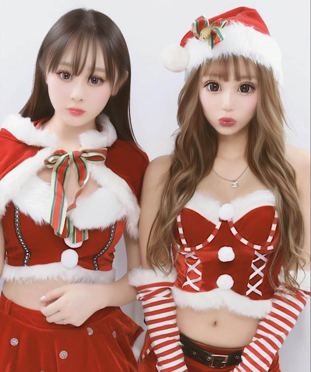 のインスタグラム：「. . ２回目のサンタコス🎅🏻 @malymoon1991 のだよ😍 ここのはほんとに毎回可愛いんだよ😘 私が着てるサンタコスなんだけど本当はフードがついてるセットだけど友達が着てる😹 もうすぐクリスマスだね😘 ウキウキ🤗 . . . #サンタコス #クリスマス #コスプレ」