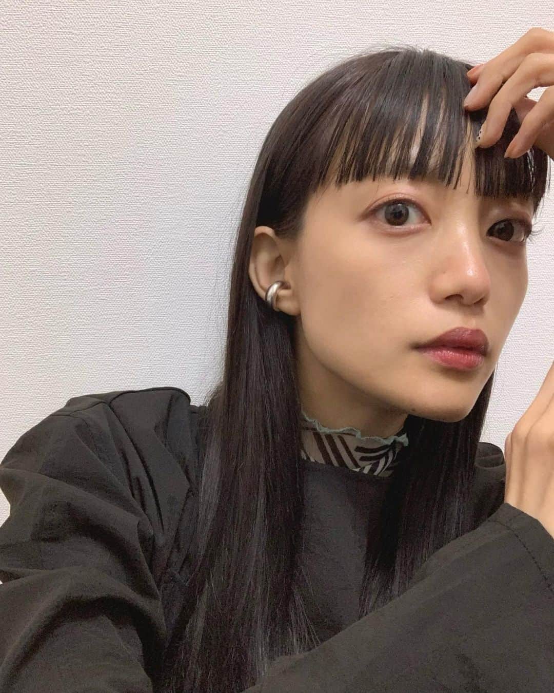 佐藤里緒菜さんのインスタグラム写真 - (佐藤里緒菜Instagram)「_﻿ あたらしい大人に向けたカラコン﻿  @jins_1daycolor 👀﻿ ﻿ 普段は透明のコンタクトだけど﻿ ファッションに合わせて﻿ 目元も変えたりしても楽しい🙆🏻‍♀️﻿ ﻿ 1枚目 deep beige﻿ 2枚目 forest black﻿ を付けてます〜〜﻿ ﻿ #jins1daycolor #jins #カラコン #gift」12月19日 22時23分 - riona__