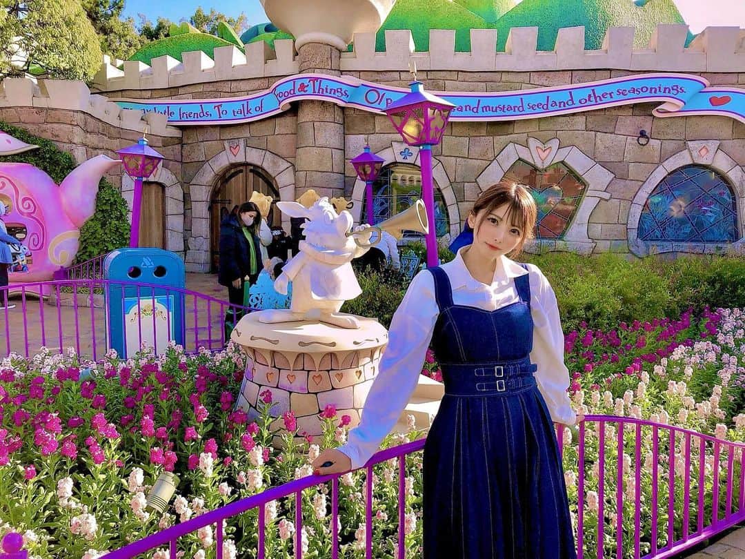 岡田栞奈のインスタグラム：「天気良い日が続いてて気持ちいいね〜☀️ 寒いけど、。🥶 #ベルコスプレ #ディズニーコーデ  #ディズニーランド #快晴日和 #disneyland #disney」