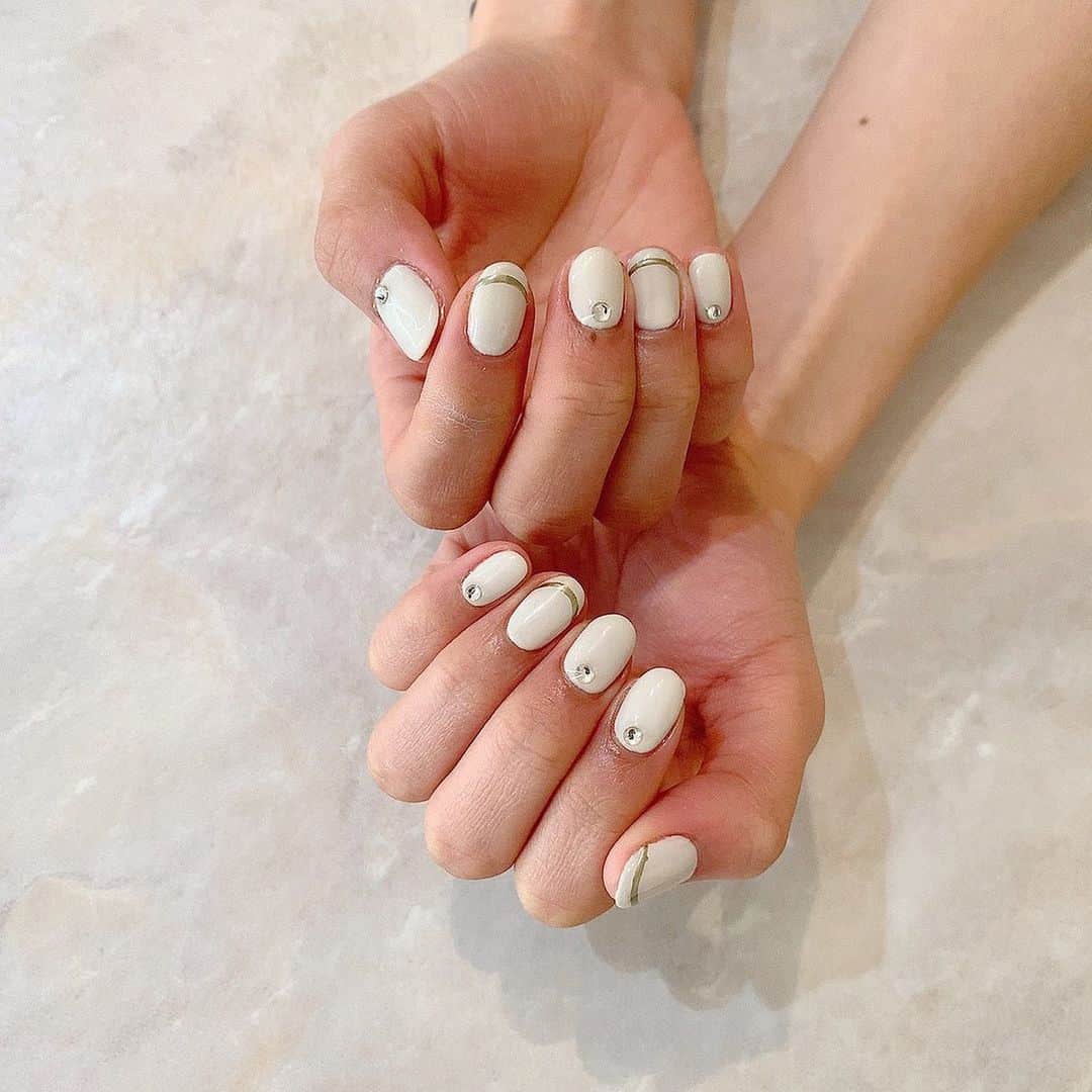 小山倫可のインスタグラム：「・ 表彰式に合わせて新しくしたネイル💍 初めてラインストーン付けたけど、キラキラしてかわいい⸜( ´ ꒳ ` )⸝♡︎  載せるタイミングを失ってしまってたので時差投稿です🙃  #nuasmail #ジェルネイル #ネイル #ウェディングネイル #ニュアンスネイル #冬ネイル #nail #白ネイル #ootd #l4l #fff」