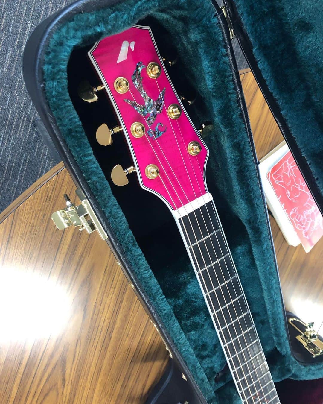 トキさんのインスタグラム写真 - (トキInstagram)「最近ライブにて、いつも使っているアコースティックギターは今年完成したばかりのMorris製トキモデル🎸  鮮やかなピンクカラーで、美しい木目を出して欲しいと、何度も打ち合わせを重ねてようやく完成した一本。 こんなにも華やかで音も良いアコギってなかなか無くて、とっても嬉しい😆 ALDIOUSの曲でも、ReincarnationやWish song、Happy Birthdayやfragileや他にもたくさん！ 様々な曲でアコギのフレーズを入れたりしてるけど これからもっとアコースティックギターの音色が映える曲作っていきたいな🤘 #Morris #Aldious #morrisguitar #acorsticguitar #guitar #モーリス #アルディアス #aldioustoki #アコースティックギター」12月19日 22時27分 - aldioustoki