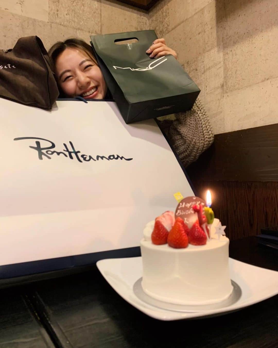 大伴理奈さんのインスタグラム写真 - (大伴理奈Instagram)「_ また誕生日投稿ごめんなさい🙇‍♀️ 先日大好きな人達にお祝いしてもらい とっても嬉しかったので載せます🙇‍♀️♡ この顔からどれだけ嬉しかったか 想像がつくことでしょう😌笑  ありがとう🌹🌹」12月19日 22時28分 - rina_otomo