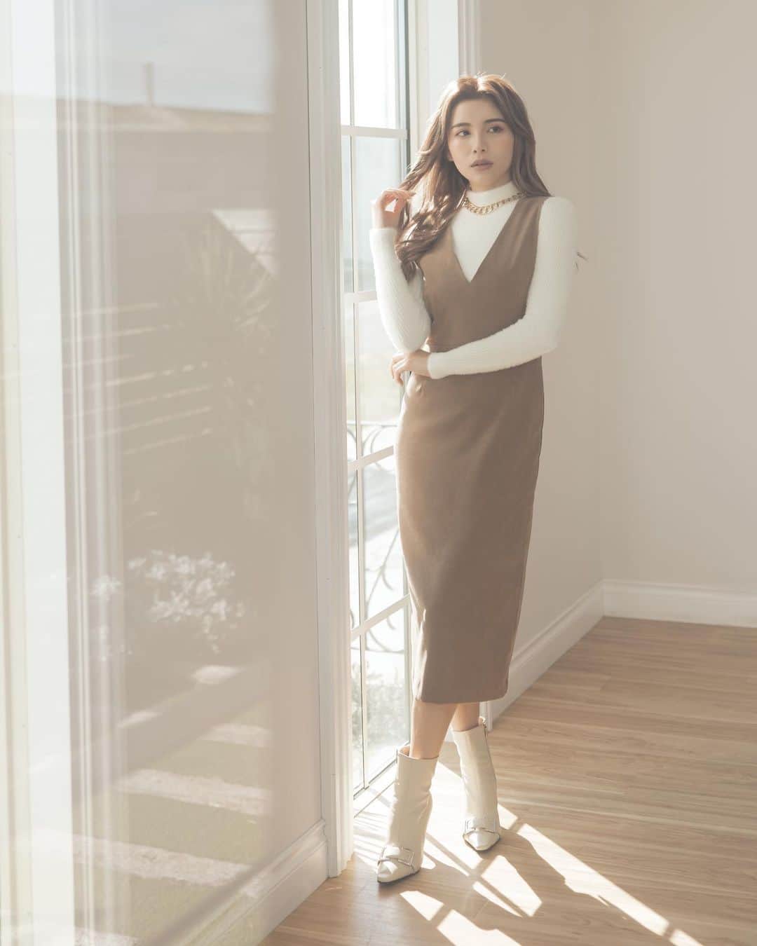 デュラスアンビエントのインスタグラム：「𝐁𝐨𝐭𝐭𝐥𝐞 𝐧𝐞𝐜𝐤 𝐬𝐡𝐚𝐠𝐠𝐲 𝐫𝐢𝐛 𝐤𝐧𝐢𝐭 〈Ivory,Beige,Black〉 柔らかい肌触りとふわふわした毛足で女っぽさ満点のシャギーリブニット。 ボディにフィットするコンパクトなサイズ感に、上品なボトルネックデザイン。  𝐕 𝐧𝐞𝐜𝐤 𝐭𝐢𝐠𝐡𝐭 𝐨𝐧𝐞 𝐩𝐢𝐞𝐜𝐞  〈Mocha,Black〉 レイヤードスタイルで、シック且つフェミニンな雰囲気を醸し出すVネックタイトワンピース。 カットソー、エレガントなブラウス、ニットなど、合わせるインナー次第で様々な表情変化が楽しめてコーディネートの幅を広げてくれるアイテムです。  _____________________________________ www.ambient-online.com @ambientofficial @ambient_ariake @ambient_yurakucho @ambient.opa #アンビエント#ambient_official  #coordinate #styling #20AW #fw20 #chic」