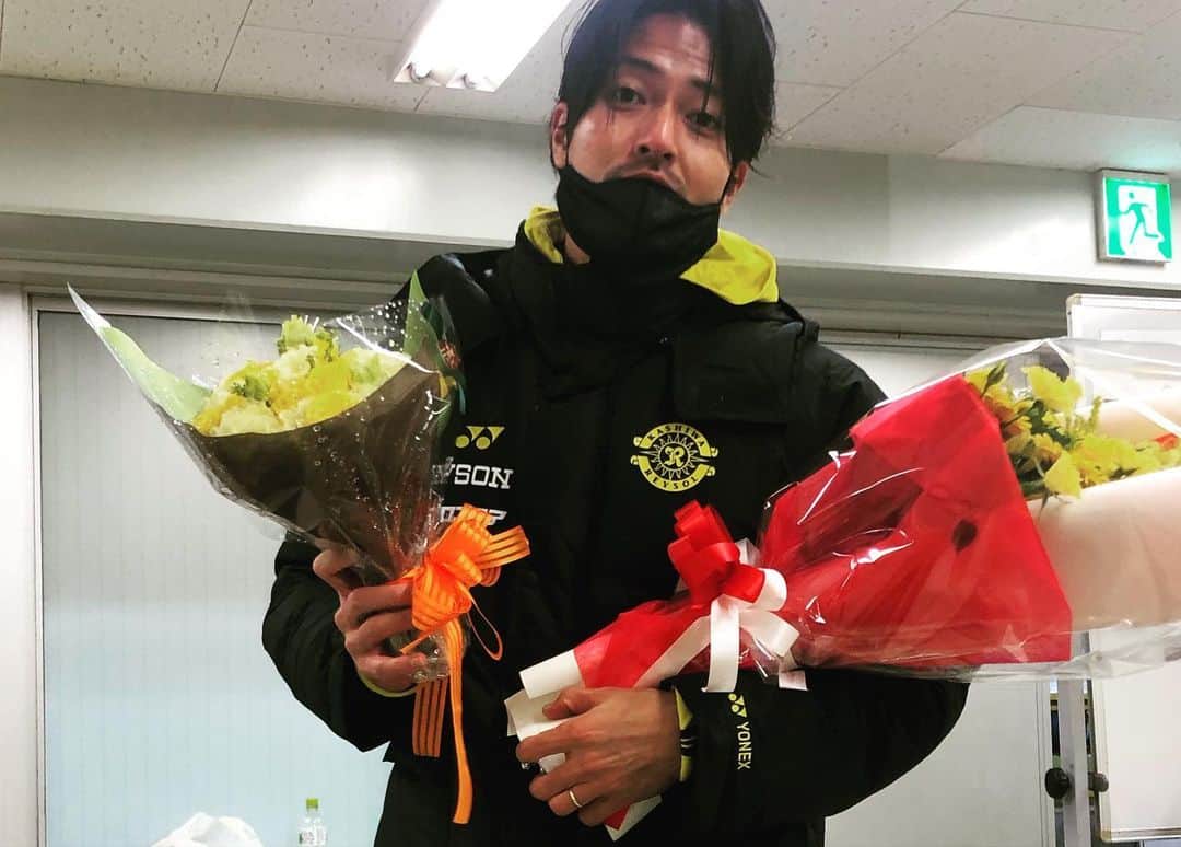 瀬川祐輔さんのインスタグラム写真 - (瀬川祐輔Instagram)「. 2020シーズン、大変なことだらけのシーズンだったと思います。 そんな状況でも支えてくれたファン・サポーターの皆さんがいたからこそ、今年も闘い抜くことができました。 本当に応援ありがとうございました！ 決して満足のいく結果ではなかったですが、1月4日のルヴァン杯でタイトルを獲るためにいい準備をしていきます！ まだまだ熱い応援よろしくお願いします👊🔥 . そしてきりくん きりくんと3年間もレイソルという素晴らしいチームで共にサッカーができて本当に嬉しい！ 本当にありがとう😊 また明日も会おうね👍👍👍  #桜木花道 #流川楓 #niceshot #流川はぜったいおれ #フロンターレに勝ったことない #来年こそ絶対勝つ #メリークリスマス #ハッピーニューイヤー #柏レイソル #ルヴァン杯 #きりくんだいすきです」12月19日 22時31分 - segawa.r.18.yusuke