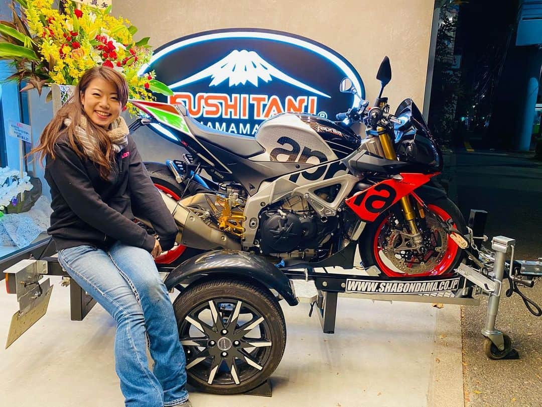 木村亜美さんのインスタグラム写真 - (木村亜美Instagram)「新装オープン✨#KUSHITANI江戸川店 に行ってきたよ❣️(∩•ω•∩)♬♡♡♡ 綺麗な店内、充実の品揃え✨ぜひみんなも行ってみてね💓d(>∀<d) では！私はTUONOと一緒に明日のイベントに行って来まーす🏁  明日は袖ヶ浦でライパ 🏍 #aprilia #TUONOV41100FACTORY #apriliariders2020winter #aprilia 🗻☀️  #aprilia . #TUONOV41100FACTORY #アプリリア‬  #apriliaridersjp #木村亜美 #bearaceraprilia #bearacer #apriliaracing #apriliatuono #apriliagirls #apriliarsv4 #apriliagram #apriliagirl #apriliariders #apriliarider #tuonov4factory #tuonov41100 #apriliatuonofactory #apriliajapan #apriliariders #superbike #superbikers #superbikegram #superbikegirl #superbikelife #tuonofactory #tuono1100factory #cardo #KUSHITANI #apriliariders2020winter」12月19日 22時32分 - ami_kimura0327