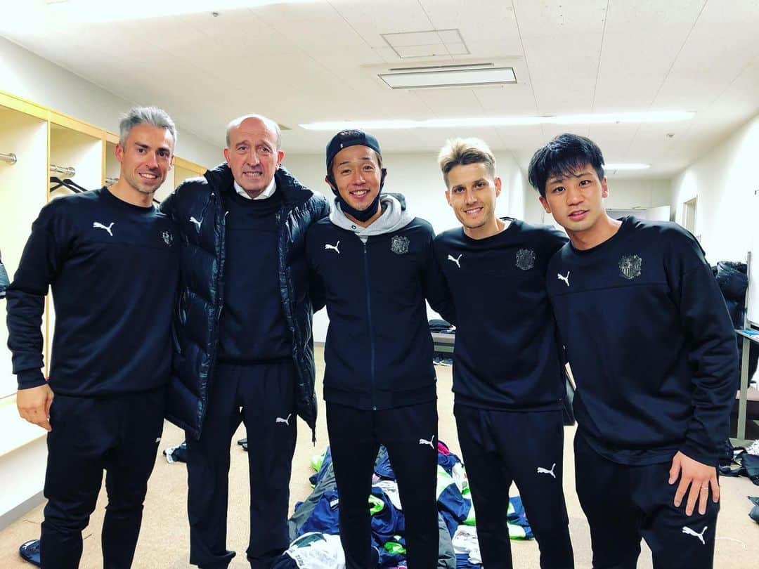 清武弘嗣のインスタグラム：「連投... この2年間、本当にたくさんの事を学びました。 もどかしい時もあったけど、自分の良さを最大限に引き出してくれた、監督、イバン、まなとさん、トニ！ 感謝しかありません。 これからの僕のサッカー人生において 本当に大事な2年間でした。 監督から「最高なキャプテンだった」 と言われた事は僕の誇りです。 この言葉をしっかりと受け止めて、また成長した姿で再会したいです。 本当にありがとうございました！ . #ロティーナ監督 #イバン #まなとさん #トニ #感謝」
