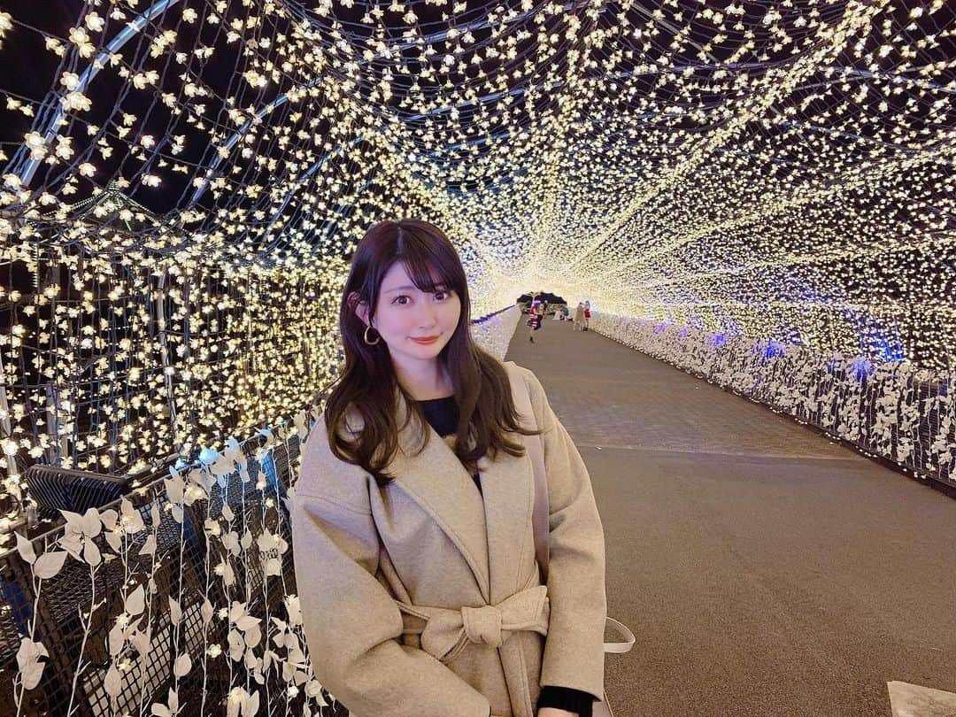 坂口莉果子のインスタグラム：「初めてメガイルミネーションに行って来た時の📸 ・ ※撮影の時だけマスクを外しています。 ・ ・ #japan #tokyo #illumination #tokyocitykeiba #megaillumination #japanesegirl #instagood #japan_of_insta #東京 #イルミネーション #クリスマス #デートスポット #メガイルミ #メガイルミネーション #東京シティ競馬 #大井競馬場 #競馬場 #昭和 #横丁 #夜景 #冬 #ガウンコート #ロングコート #冬コーデ #ファッション」