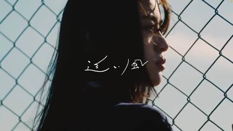 松山莉奈のインスタグラム：「SHE’Sさんのリリックビデオに出演させていただきました！ 4年前に「そうして私たちはプールに金魚を、」という作品でご一緒した湯川ひなちゃんとまた一緒にお仕事ができて、とても楽しい撮影でした😊 ぜひ、ご覧ください！   ・ ・ ・ #she_s #she_s10th」