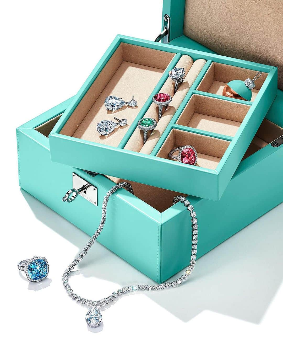 ティファニーさんのインスタグラム写真 - (ティファニーInstagram)「Unboxing just got way more interesting. Discover precious stones and the perfect place to keep them via the link in our bio. #TiffanyFavorites #tiffanyandco」12月19日 22時39分 - tiffanyandco