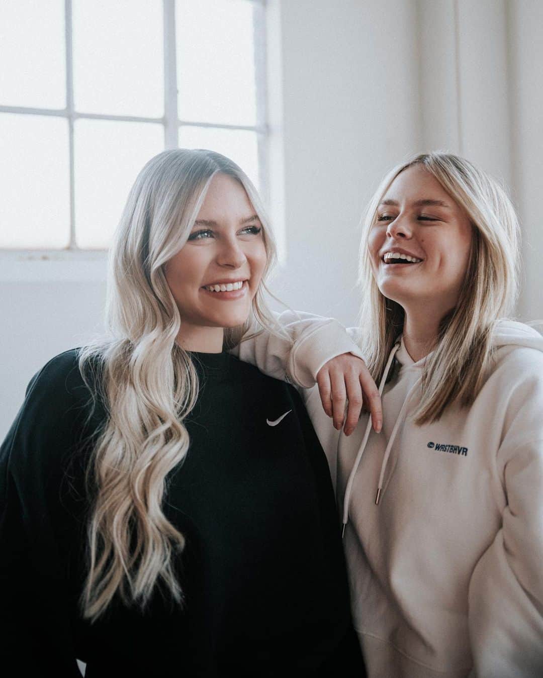のインスタグラム：「𝐉𝐈𝐍𝐆𝐋𝐄 𝐁𝐄𝐄 🎅🏼✨ - 𝐓𝐀𝐆 𝟏𝟗  a n z e i g e  Geteilte Freude ist Doppelte Freude 😍 Aus diesem Grund könnt Ihr heute eines der 12 PR-PAKETE gewinnen ( nicht alle wurden gepostet ) , die man so nicht kaufen konnte 😏  𝗜𝗵𝗿 𝘄𝗼𝗹𝗹𝘁 𝗲𝗶𝗻𝗲𝘀 𝗱𝗲𝗿 𝗣𝗥 𝗣𝗮𝗸𝗲𝘁𝗲 𝗴𝗲𝘄𝗶𝗻𝗻𝗲𝗻 ?  𝗗𝗮𝘀 𝗺ü𝘀𝘀𝘁 𝗶𝗵𝗿 𝘁𝘂𝗻:   1️⃣ Folge MIR  2️⃣ LIKE dieses Bild 3️⃣ Kommentiere einen Emoji (DU kannst auch mehrfach kommentieren, JEDER nimmt teil) 💪🏻   Der Gewinner wird morgen unter meinem Post von 𝐓𝐀𝐆 𝟐𝟎 bekannt gegeben - ihr habt 24 Stunden Zeit, ALSO BEEILT EUCH 😍 Ganz viel Glück! 🖤  Teilnahmebedingungen: www.keinhype.de/teilnahmebedingungen-dagi  ————————————————————————————————— Im gestrigen 𝐉𝐈𝐍𝐆𝐋𝐄 𝐁𝐄𝐄 - 𝐓𝐀𝐆 𝟏𝟖 🎅🏼✨ Türchen, konntet Ihr ein iPhone 12 Pro gewinnen - 𝗚𝗘𝗪𝗜𝗡𝗡𝗦𝗣𝗜𝗘𝗟 𝗟𝗜𝗘𝗙 𝗚𝗘𝗦𝗧𝗘𝗥𝗡 Ü𝗕𝗘𝗥 𝗬𝗢𝗨𝗧𝗨𝗕𝗘 !  𝗛𝗜𝗘𝗥 𝗱𝗲𝗿 𝗚𝗲𝘄𝗶𝗻𝗻𝗲𝗿 : @dajana_srbc  HERZLICHEN GLÜCKWUNSCH 🖤」