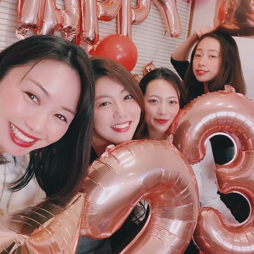 フォンチーさんのインスタグラム写真 - (フォンチーInstagram)「お誕生日の次の日、愛する4バカ💋とまったりdayだったのですが、部屋に入ったらなんと… . サプライズが…😭❤️ . この日、9日に先に誕生日を迎えていたまいまいと、16日誕生日の私がたまたま夕方合流だったのですが、彩華さんとみか姐はお昼くらいから集まって事前に買ってた風船とかで飾りつけをしてくれてたの😭✨ . こんな素敵女子力なサプライズ、インスタでしか見た事なかったのに、まさか自分が味わえるなんて…😳 二人の愛に本当に感謝✨ . 全く性格が違う4人だけど、一緒にいて最高に楽しいし、これからいくつ歳を重ねても、👵になっても、沢山色んな思い出を作って、濃厚な人生にしていこね。 . まいまい、おめでとう❤️ . 彩華さんとみか姐、沢山の愛をありがと❤️ . これからも、私の人生に深く濃厚に関わっていってね💋」12月19日 22時41分 - fonchi1216