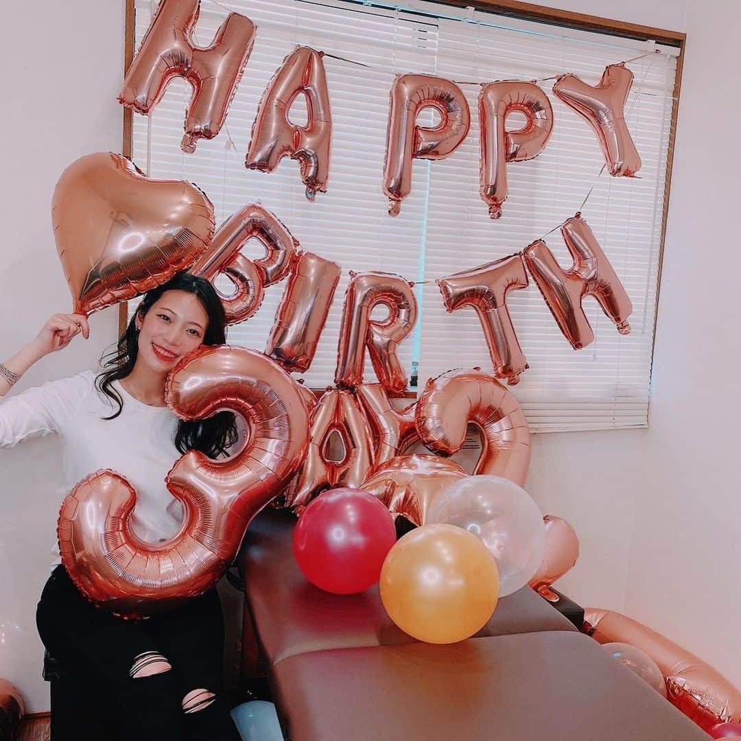 フォンチーさんのインスタグラム写真 - (フォンチーInstagram)「お誕生日の次の日、愛する4バカ💋とまったりdayだったのですが、部屋に入ったらなんと… . サプライズが…😭❤️ . この日、9日に先に誕生日を迎えていたまいまいと、16日誕生日の私がたまたま夕方合流だったのですが、彩華さんとみか姐はお昼くらいから集まって事前に買ってた風船とかで飾りつけをしてくれてたの😭✨ . こんな素敵女子力なサプライズ、インスタでしか見た事なかったのに、まさか自分が味わえるなんて…😳 二人の愛に本当に感謝✨ . 全く性格が違う4人だけど、一緒にいて最高に楽しいし、これからいくつ歳を重ねても、👵になっても、沢山色んな思い出を作って、濃厚な人生にしていこね。 . まいまい、おめでとう❤️ . 彩華さんとみか姐、沢山の愛をありがと❤️ . これからも、私の人生に深く濃厚に関わっていってね💋」12月19日 22時41分 - fonchi1216