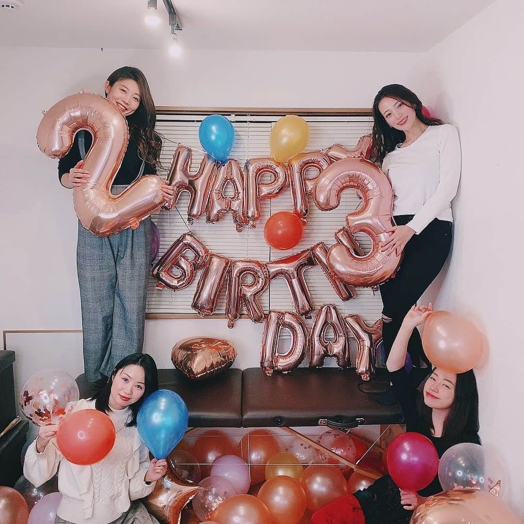 フォンチーさんのインスタグラム写真 - (フォンチーInstagram)「お誕生日の次の日、愛する4バカ💋とまったりdayだったのですが、部屋に入ったらなんと… . サプライズが…😭❤️ . この日、9日に先に誕生日を迎えていたまいまいと、16日誕生日の私がたまたま夕方合流だったのですが、彩華さんとみか姐はお昼くらいから集まって事前に買ってた風船とかで飾りつけをしてくれてたの😭✨ . こんな素敵女子力なサプライズ、インスタでしか見た事なかったのに、まさか自分が味わえるなんて…😳 二人の愛に本当に感謝✨ . 全く性格が違う4人だけど、一緒にいて最高に楽しいし、これからいくつ歳を重ねても、👵になっても、沢山色んな思い出を作って、濃厚な人生にしていこね。 . まいまい、おめでとう❤️ . 彩華さんとみか姐、沢山の愛をありがと❤️ . これからも、私の人生に深く濃厚に関わっていってね💋」12月19日 22時41分 - fonchi1216