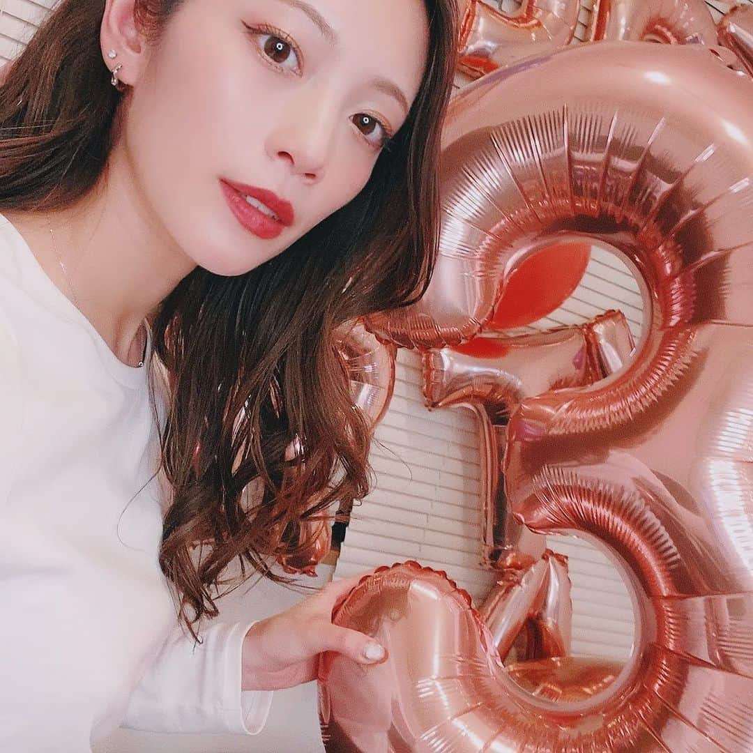 フォンチーさんのインスタグラム写真 - (フォンチーInstagram)「お誕生日の次の日、愛する4バカ💋とまったりdayだったのですが、部屋に入ったらなんと… . サプライズが…😭❤️ . この日、9日に先に誕生日を迎えていたまいまいと、16日誕生日の私がたまたま夕方合流だったのですが、彩華さんとみか姐はお昼くらいから集まって事前に買ってた風船とかで飾りつけをしてくれてたの😭✨ . こんな素敵女子力なサプライズ、インスタでしか見た事なかったのに、まさか自分が味わえるなんて…😳 二人の愛に本当に感謝✨ . 全く性格が違う4人だけど、一緒にいて最高に楽しいし、これからいくつ歳を重ねても、👵になっても、沢山色んな思い出を作って、濃厚な人生にしていこね。 . まいまい、おめでとう❤️ . 彩華さんとみか姐、沢山の愛をありがと❤️ . これからも、私の人生に深く濃厚に関わっていってね💋」12月19日 22時41分 - fonchi1216