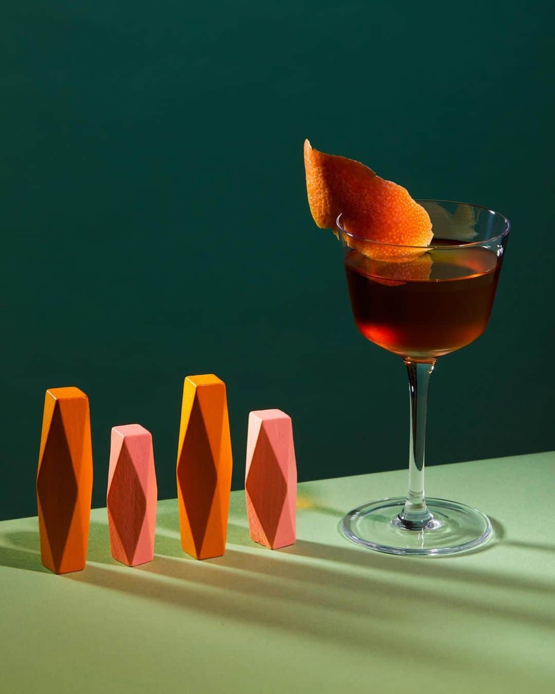 ローレン·ランドルフのインスタグラム：「This year I was awarded a small artist grant from the City of Los Angeles Department of Cultural Affairs to continue making work through these uncertain times of this global pandemic. Before this year, one of my favorite things to do was find a good cocktail bar and try something new off their menu. This year, bars in Los Angeles have been closed since March.   I reached out to a couple of my favorite bartenders in town to ask them for their best recipes, or cocktails they’ve been making at home while unable to be behind a bar serving their community.   This project is not over, I intend to eventually put them all together in to a book. So, if you’re a bartender whose work has been affected by COVID-19, get in touch! I’d love to photograph your cocktails.   This one is by the talented and hilarious @tishtaylorla, the Caballo Viejo.   1/4 oz Green Chartreuse  3/4 oz Sweet Vermouth  2 oz Dark Anejo Tequilla  Stirred Garnish with a flamed grapefruit peel」