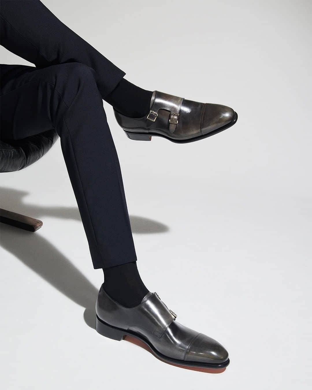 サントーニのインスタグラム：「Celebrate the holidays with timeless classics and refined aesthetics.   #Santoni #madeinsantoni #asparkofbeauty」
