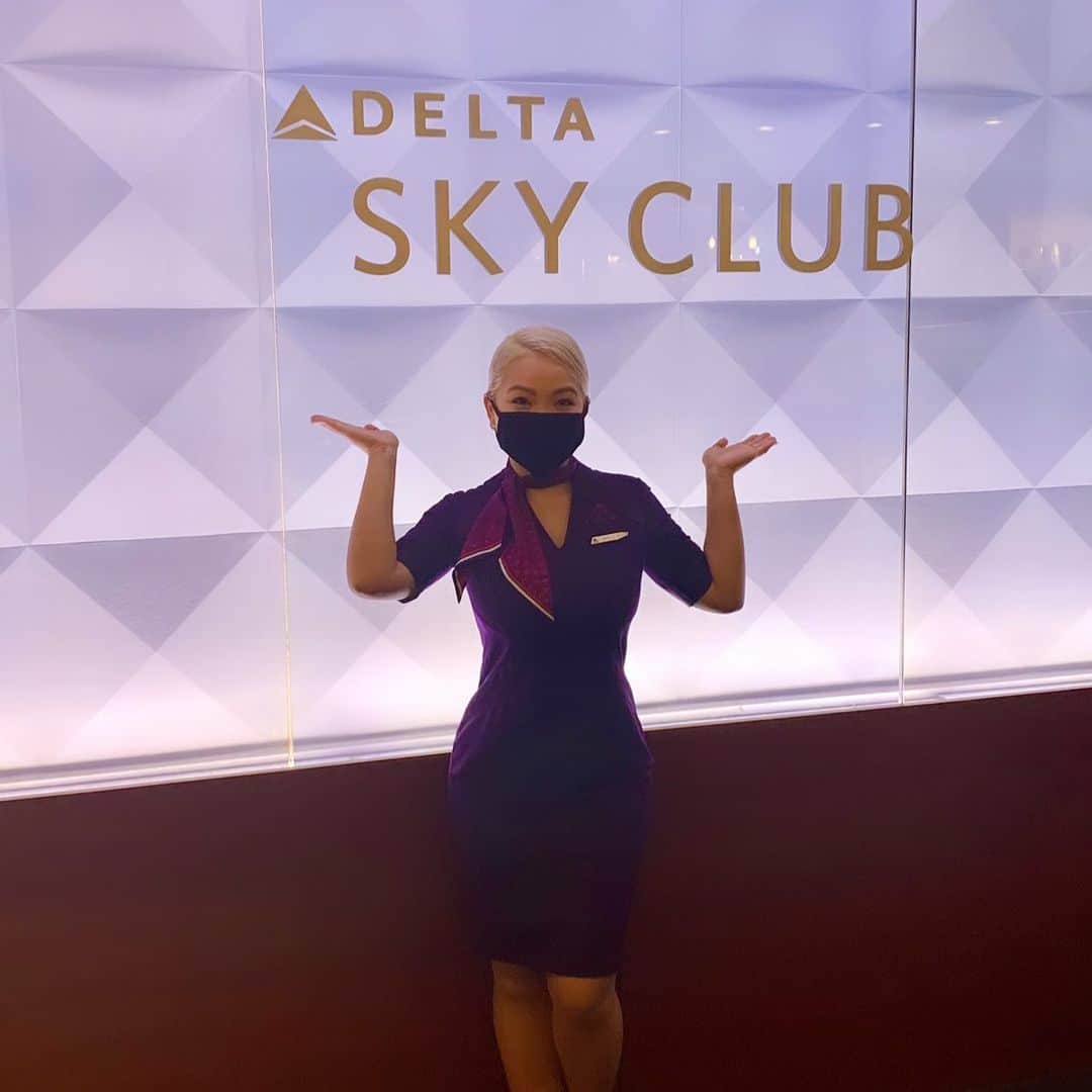 デルタ航空のインスタグラム：「Wondering what our Clubs are like these days? We went behind the scenes with Delta Sky Club Ambassador Misty to answers some of your FAQs.  Swipe to see her responses. ➡️」