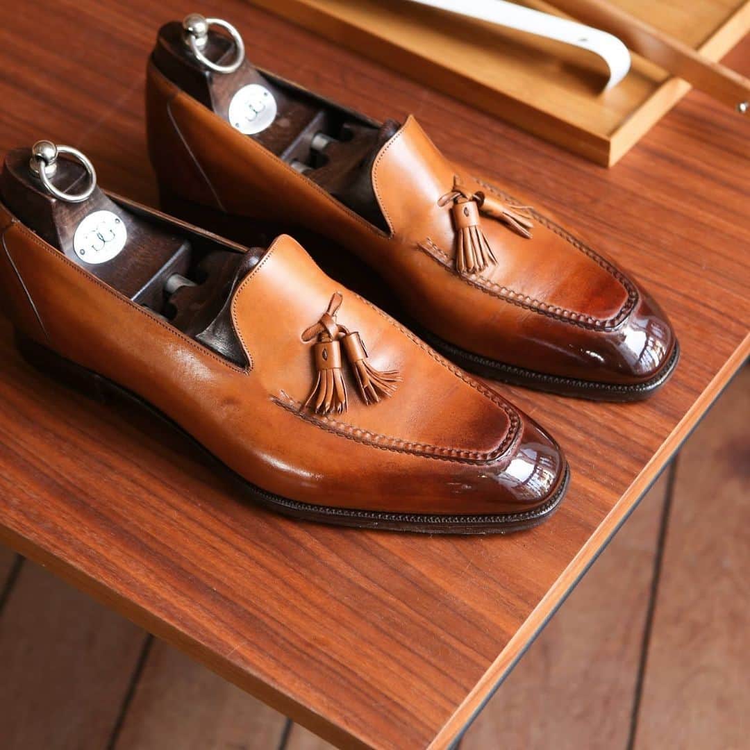 ガジアーノ&ガーリングのインスタグラム：「Gaziano Girling Corniche Tassel Loafer  Photo by: @masonandsmith . . . . . . . . .  #shoes #mensshoes #boots #mensboots #menboots #menshoes #shoegame #highendshoes #whatsonyourfeet #shoestyle #shoegamecrazy #shoegameonpoint #shoegamestrong #dapper #ootd #shoesaddict #shoesforsale #mensfashion #kickstagram #sotd #mensfashionpost #menswear #menwear #menstyle #mensstyle #shoegazing #shoestagram #shoeplug」