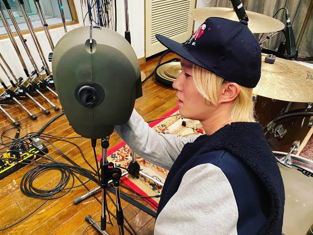 山田義孝のインスタグラム：「🎤🎤🎤 レコーディング。 昼から深夜まで沢山のミュージシャンが入れ替わりで参加。 帰り際『良いお年を』とみんなが言うもんだから寂しくなった。 そんな話を聞いてもらってる所。」