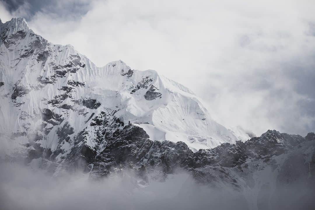 Canon UKさんのインスタグラム写真 - (Canon UKInstagram)「One of the most challenging seasons when it comes to photography is winter. Often the perfect weather for photographing mountains is the worst for hikes, but @lostwithjake managed to capture this magnificent winter landscape in Peru.   Camera: EOS 6D Mark II Shutter Speed: 1/800, Aperture: f/7.1, ISO 100」12月16日 1時33分 - canonuk