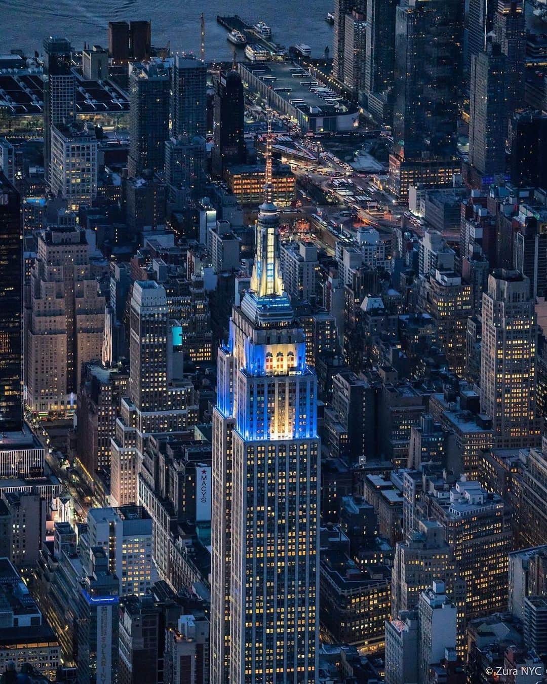 Empire State Buildingさんのインスタグラム写真 - (Empire State BuildingInstagram)「Latkes & lights 🕎 ⠀⠀⠀⠀⠀⠀⠀⠀⠀ Lighting up for #Chanukah in blue & silver with a flickering candle in the mast for the next 4 nights! ⠀⠀⠀⠀⠀⠀⠀⠀⠀ 📷: @zura.nyc #EmpireStateBuilding」12月16日 1時37分 - empirestatebldg